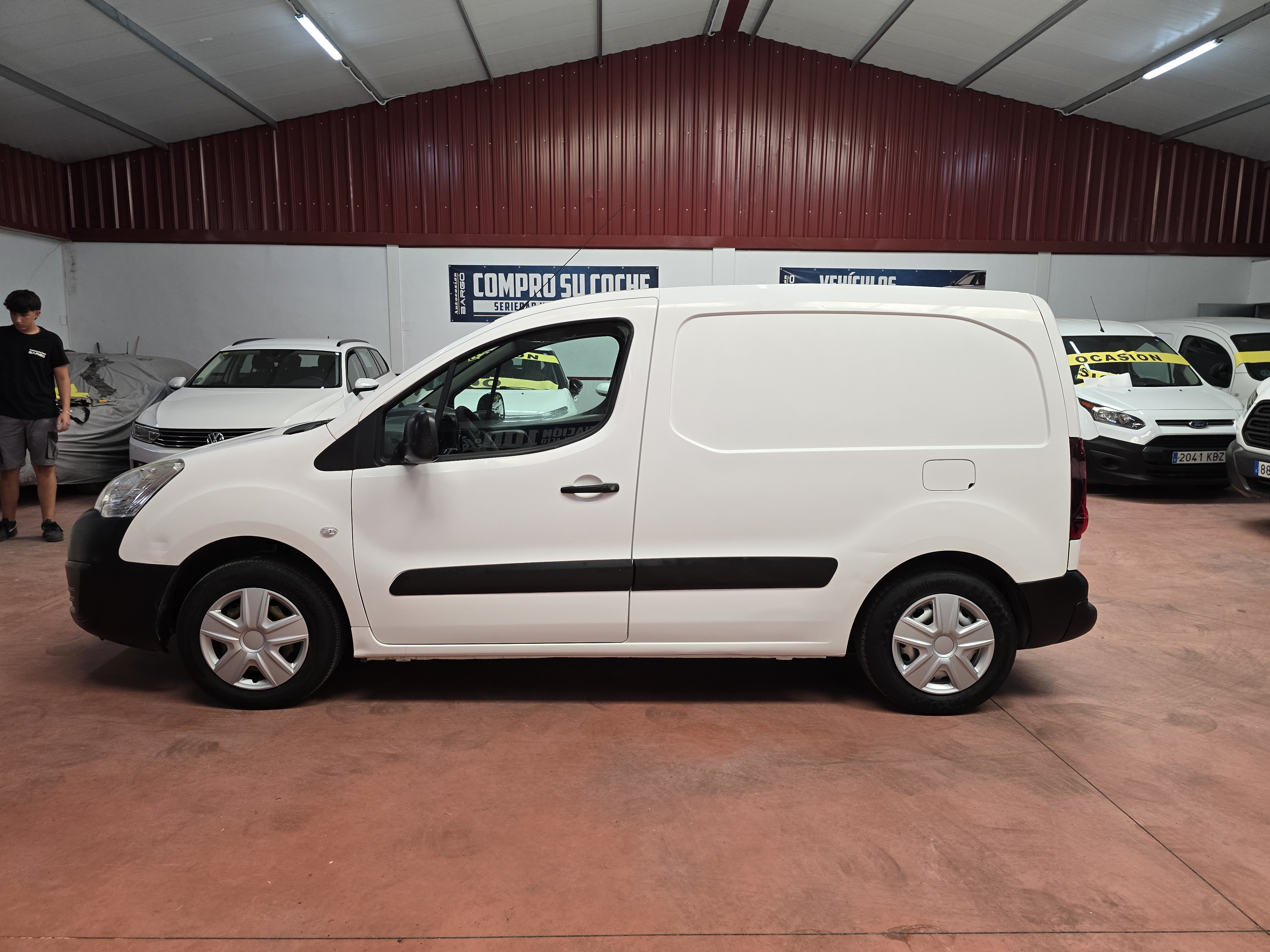 PEUGEOT PARNERT 1.6 hdi 100CV CON ESTANTERIAS