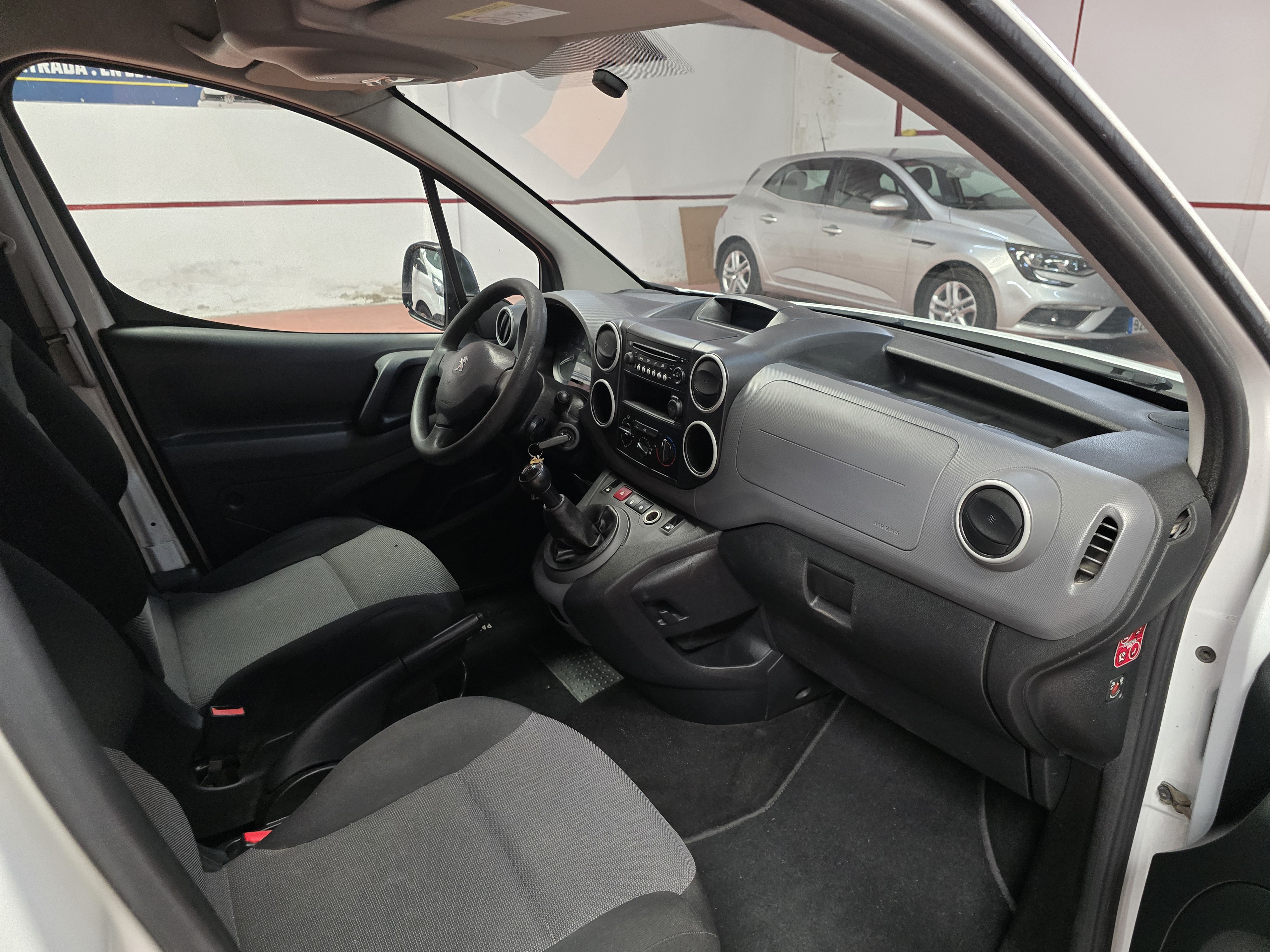 PEUGEOT PARNERT 1.6 hdi 100CV CON ESTANTERIAS